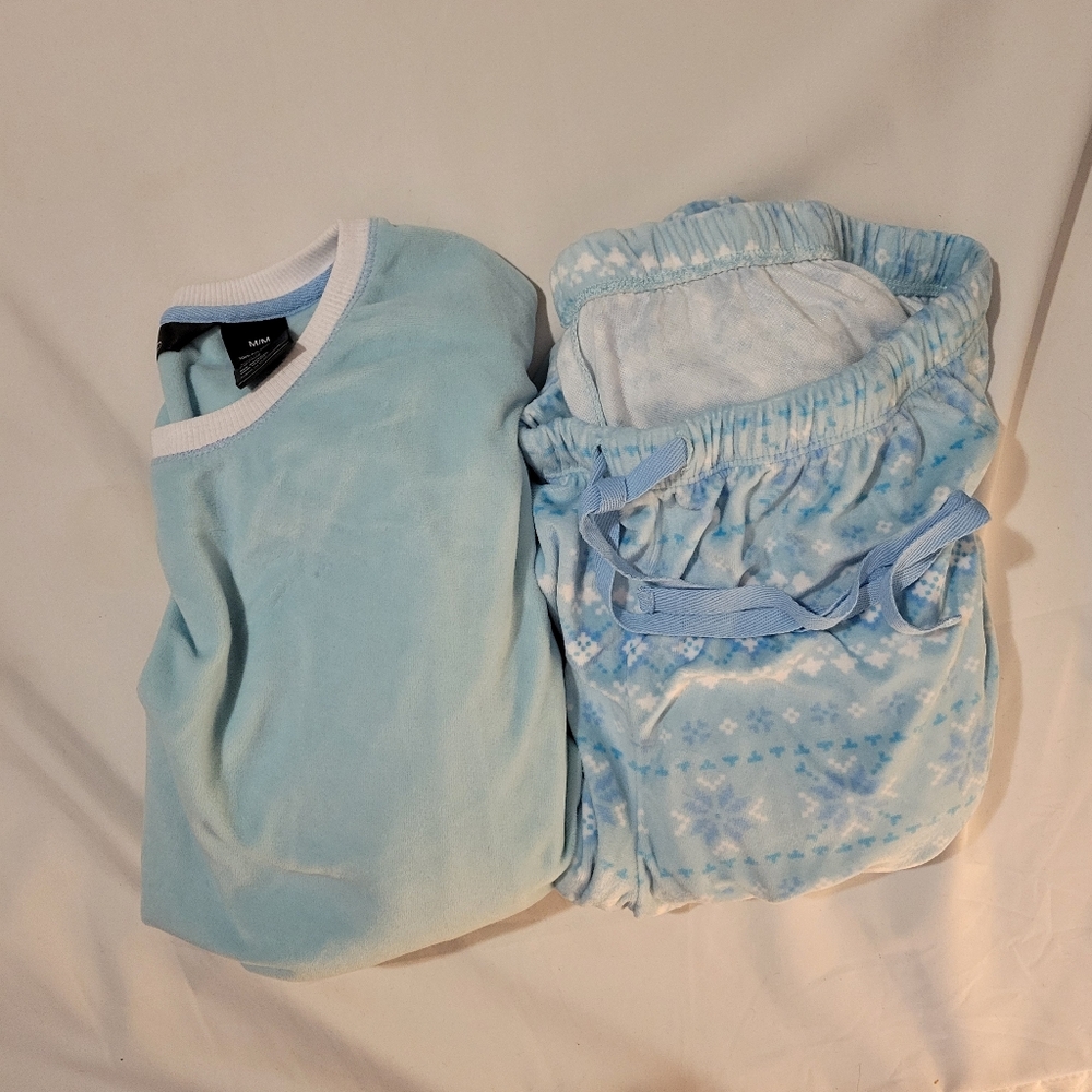 Noire Jasmine rose pajama set in size medium